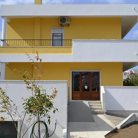 Casa Amarela Belem بيت ضيافة 2*